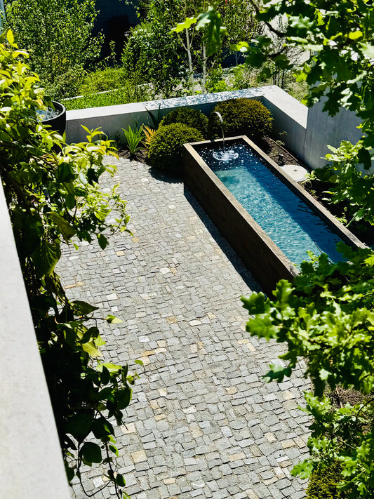 Eichenbrunnen – Künstlerisches Unikat aus Eiche und Stahl